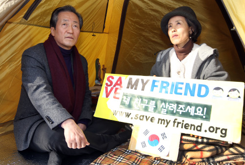 <YONHAP PHOTO-0776> 박선영 의원 격려 방문한 정몽준 전 대표 (서울=연합뉴스) 임헌정 기자 = 정몽준 전 한나라당(현 새누리당) 대표가 22일 오전 서울 종로구 효자동 중국대사관 앞에서 탈북자 북송에 반대하며 무기한 단식에 들어간 자유선진당 박선영 의원을 찾아 얘기를 나누고 있다. 2012.2.22 kane@yna.co.kr/2012-02-22 10:08:43/ <저작권자 ⓒ 1980-2012 ㈜연합뉴스. 무단 전재 재배포 금지.>
Rep. Chung Mong-joon (left) of the ruling Saenuri Party visits Liberty Forward Party Rep. Park Sun-young, who is holding a hunger strike in front of the Chinese Embassy in Seoul on Tuesday.  Yonhap News