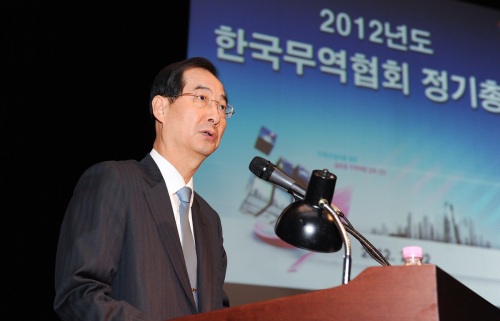 <YONHAP PHOTO-1301> 무역협회, 한덕수 28대 신임회장 취임 (서울=연합뉴스) 한국무역협회는 22일 오전 서울 삼성동 COEX에서 개최된 정기총회를 통해 지난 17일 회장단에서 만장일치로 추대한 한덕수 전 총리를 제28대 회장으로 선출했다. 한덕수 신임 회장은 통상교섭본부장, 재정경제부장관, 국무총리, 주미대사 등을 역임한 정통 통상전문가로 무역 2조 달러를 향한 새로운 수출사령탑을 맡아 '무역한국호'를 이끌게 되었다. 인사말 하는 한덕수 신임 회장. 2012.2.22 << 무역협회 >> photo@yna.co.kr/2012-02-22 13:46:17/ <저작권자 ⓒ 1980-2012 ㈜연합뉴스. 무단 전재 재배포 금지.>
Han Duck-soo, new chairman of the Korea International Trade Association, speaks during an inaugural ceremony  on Wednesday.   KITA