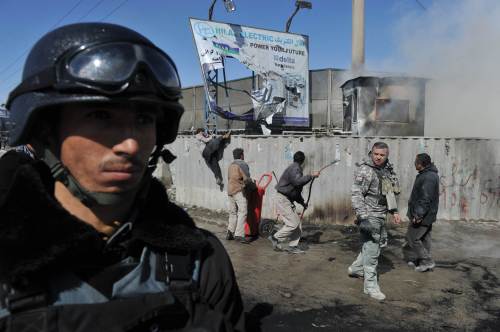 Afghan men extinguish a fire at an enclosed base belonging to foreigners during a protest against Koran desecration in Kabul on February 22, 2012. Furious Afghans threw rocks and screamed "death to America", setting fire to shops and vehicles as gunshots rang out at protests against Korans being burnt at a US-run military base. (AFP-Yonhap News)