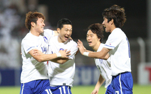 South Korea's national soccer team celebrate after Nam Tae-hee (second from left) scored the first goal. (Yonhap News)