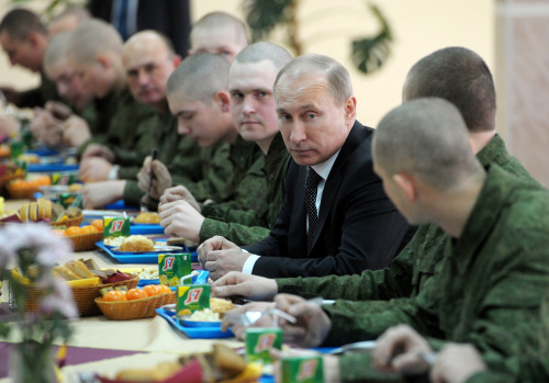 <YONHAP PHOTO-2262> Russian Prime Minister and presidential candidate Vladimir Putin, third right, speaks with soldiers in a canteen while visiting the Taman Motorized Infantry Brigade in Moscow on Wednesday, Feb. 22, 2012. (AP Photo/RIA-Novosti, Alexei Nikolsky, Government Press Service)/2012-02-22 23:15:43/ <저작권자 ⓒ 1980-2012 ㈜연합뉴스. 무단 전재 재배포 금지.>\r\n<YONHAP PHOTO-2262> Russian Prime Minister and presidential candidate Vladimir Putin, third right, speaks with soldiers in a canteen while visiting the Taman Motorized Infantry Brigade in Moscow on Wednesday, Feb. 22, 2012. (AP Photo/RIA-Novosti, Alexei Nikolsky, Government Press Service)/2012-02-22 23:15:43/ <저작권자 ⓒ 1980-2012 ㈜연합뉴스. 무단 전재 재배포 금지.>