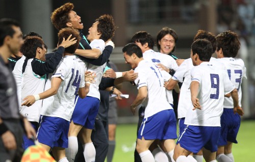 <YONHAP PHOTO-0001> 남태희, 선제골 작렬 (무스카트<오만>=연합뉴스) 박지호 기자 = 22일 오후(현지시간) 오만 무스카트 알 시드 스타디움에서 열린 2012 런던올림픽 축구 아시아 지역 최종예선 한국 대 오만의 경기에서 남태희가 전반 첫골을 성공시킨 뒤 동료들과 함께 벤치로 달려가 함께 기쁨을 나누고 있다. 2012.2.22 jihopark@yna.co.kr/2012-02-23 00:00:40/ <저작권자 ⓒ 1980-2012 ㈜연합뉴스. 무단 전재 재배포 금지.>
Korea players and coaches celebrate their win over Oman.  Yonhap News