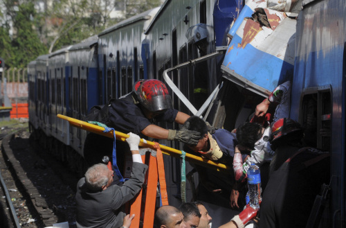 <YONHAP PHOTO-2279> Firemen rescue wounded passengers from a commuter train after a collision in Buenos Aires, Argentina, Wednesday Feb. 22, 2012. A packed train slammed into the end of the line in Buenos Aires' busy Once station Wednesday, injuring over 300 morning commuters, Argentina's transportation secretary said. (AP Photo/Leonardo Zavattaro,Telam)/2012-02-22 23:35:25/ <저작권자 ⓒ 1980-2012 ㈜연합뉴스. 무단 전재 재배포 금지.>\r\n<YONHAP PHOTO-2279> Firemen rescue wounded passengers from a commuter train after a collision in Buenos Aires, Argentina, Wednesday Feb. 22, 2012. A packed train slammed into the end of the line in Buenos Aires' busy Once station Wednesday, injuring over 300 morning commuters, Argentina's transportation secretary said. (AP Photo/Leonardo Zavattaro,Telam)/2012-02-22 23:35:25/ <저작권자 ⓒ 1980-2012 ㈜연합뉴스. 무단 전재 재배포 금지.>