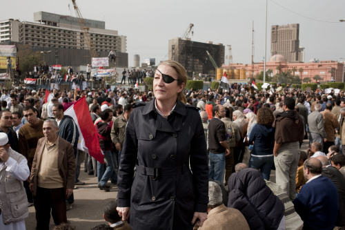 <YONHAP PHOTO-2098> This is an undated image made available Wednesday Feb. 22, 2012 by the Sunday Times in London of Sunday Times journalist Marie Colvin photographed in Tahrir square in Cairo. The French government spokeswoman on Wednesday identified two Western reporters killed in Syria as American war reporter Marie Colvin and French photojournalist Remi Ochlik . Colvin, from Oyster Bay, New York, had been a foreign correspondent for Britain's Sunday Times for two decades, reporting from the world's most dangerous places. She lost the sight in one eye in Sri Lanka in 2001 but did not let that deter her.(AP Photo/Ivor Prickett Sunday Times)/2012-02-22 20:35:42/ <저작권자 ⓒ 1980-2012 ㈜연합뉴스. 무단 전재 재배포 금지.>\r\n<YONHAP PHOTO-2098> This is an undated image made available Wednesday Feb. 22, 2012 by the Sunday Times in London of Sunday Times journalist Marie Colvin photographed in Tahrir square in Cairo. The French government spokeswoman on Wednesday identified two Western reporters killed in Syria as American war reporter Marie Colvin and French photojournalist Remi Ochlik . Colvin, from Oyster Bay, New York, had been a foreign correspondent for Britain's Sunday Times for two decades, reporting from the world's most dangerous places. She lost the sight in one eye in Sri Lanka in 2001 but did not let that deter her.(AP Photo/Ivor Prickett Sunday Times)/2012-02-22 20:35:42/ <저작권자 ⓒ 1980-2012 ㈜연합뉴스. 무단 전재 재배포 금지.>