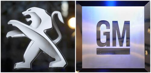 <YONHAP PHOTO-2058> (FILES) - A combination created on February 22, 2012 shows pictures of the logo of French carmaker PSA Peugeot Citroen (L) and the logo of US giant carmaker General Motors. PSA Peugeot Citroen is in talks with General Motors on forming a "strategic partnership", French Labour Minister Xavier Bertrand said today. Peugeot confirmed overnight it was in talks with another carmaker, without identifying GM, and the business daily Les Echos said the two groups were planning to announce their alliance at the Geneva motor show next month. The Financial Times said the alliance would see Peugeot and GM's European subsidiary Opel Vauxhall jointly developing parts and engines in Europe for vehicles sold under their respective brands. AFP PHOTO / LIONEL BONAVENTURE / STAN HONDA../2012-02-22 20:08:29/ <저작권자 ⓒ 1980-2012 ㈜연합뉴스. 무단 전재 재배포 금지.>
The logos of PSA Peugeot Citroen (left) and General Motors.
AFP-Yonhap News