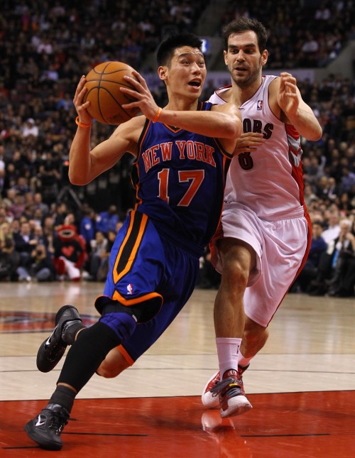 <YONHAP PHOTO-1213> (120215) -- TORONTO, Feb. 15, 2012 (Xinhua) -- Jeremy Lin (L) of New York Knicks acts during the NBA game against Toronto Raptors at Air Canada Centre in Toronto, Canada, Feb. 14, 2012. Knicks won 90-87. (Xinhua/Zou Zheng) /2012-02-16 13:58:32/ <저작권자 ⓒ 1980-2012 ㈜연합뉴스. 무단 전재 재배포 금지.>
Jeremy Lin