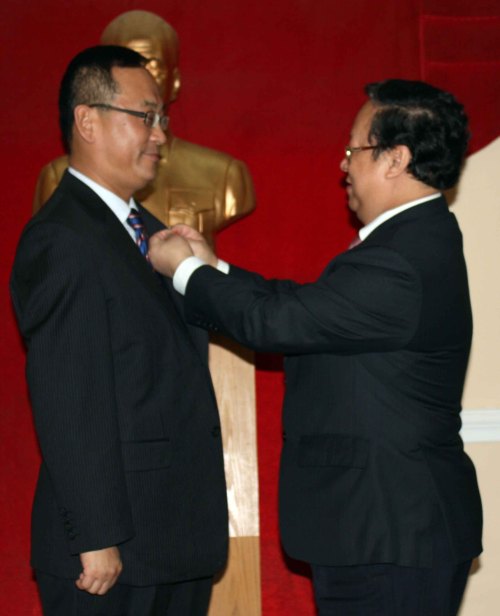 <YONHAP PHOTO-2188> 훈장 받는 연합뉴스 김선한 특파원 (서울=연합뉴스) 연합뉴스 김선한 하노이 특파원(왼쪽)이 22일 오후 하노이 우호연맹 청사에서 부선홍 베트남우호연맹 위원장(오른쪽)으로부터 베트남 국가 우호훈장을 받고 있다. 이 훈장은 베트남이 대외 관계에서 큰 공헌을 한 인사에게 수여하는 최고 등급의 훈장이다. 2012.2.22 photo@yna.co.kr/2012-02-22 21:29:29/ <저작권자 ⓒ 1980-2012 ㈜연합뉴스. 무단 전재 재배포 금지.>
Kim Sun-han (left) receives a Medal for Peace and Friendship from Vu Xuan Hong, chairman of the Vietnam Union Friendship Organization, in Hanoi on Wednesday.  Yonhap News