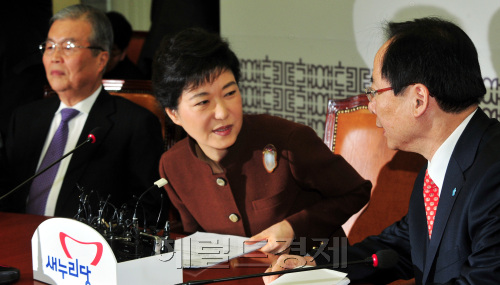 박근혜 새누리당 비상대책위원장이 23일 국회에서 회의를 주재하고 있다. 박현구 기자PHKO@HERALDM.COM 2012.02.23