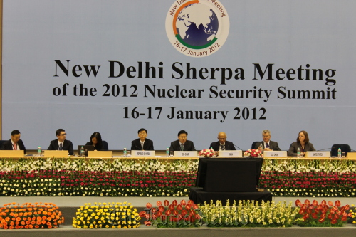 Kim Bong-hyun (center), Korea’s sherpa for the 2012 Seoul Nuclear Security Summit in March, hosts a sherpa meeting in New Delhi on Jan. 16 to discuss key agendas.  2012 Seoul Nuclear Security Summit Preparatory Secretariat