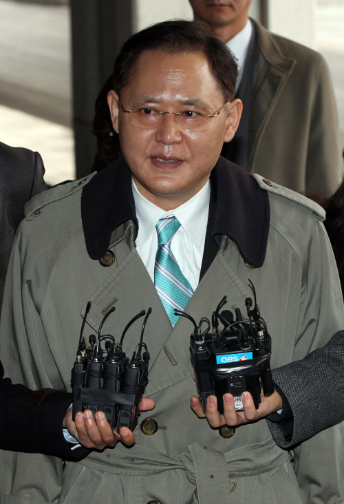 <YONHAP PHOTO-0528> 검찰, 'CNK 의혹' 김은석 전 에너지 대사 재출석 (서울=연합뉴스) 진성철 기자 = 'CNK 주가조작 의혹'과 관련에 김은석 전 외교부 에너지자원대사가 23일 서울 서초동 서울중앙지검에 재출석하고 있다. 2012.2.23 zjin@yna.co.kr/2012-02-23 10:35:43/ <저작권자 ⓒ 1980-2012 ㈜연합뉴스. 무단 전재 재배포 금지.>
Kim Eun-seok, former energy and resources ambassador of the Ministry of Foreign Affairs and Trade, addresses the media as he appears at Seoul Central District Prosecutors Office in Seoul on Thursday for the second time to be questioned on the CNK diamond mine scandal.  Yonhap News