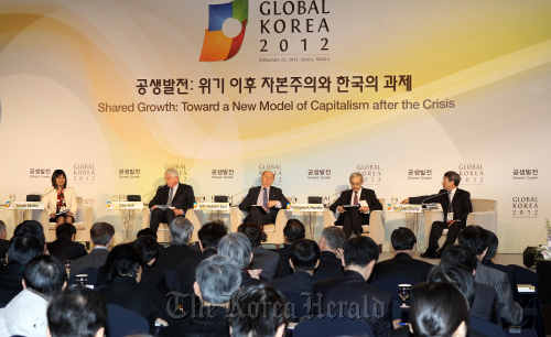 Panelists discuss capitalism and social responsibility at the Global Korea 2010 forum in Seoul on Thursday.  Yonhap News