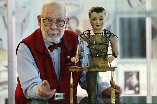 <YONHAP PHOTO-0219> In this Tuesday, Feb. 14, 2012 photo, Charles Penniman, 83, caretaker of the approximately 210-year-old automaton, poses for a photograph at The Franklin Institute science museum in Philadelphia. The mechanized doll, animated by a complex system of spring-driven motors and brass cams, can write three poems and draw four pictures. Martin Scorsese's movie "Hugo," nominated for 11 Academy Awards including best picture, has started most recent wave of interest in the automaton. (AP Photo/Matt Rourke)/2012-02-23 05:38:20/ <저작권자 ⓒ 1980-2012 ㈜연합뉴스. 무단 전재 재배포 금지.>
Charles Penniman, 83, caretaker of the The Franklin Institute science museum’s 210-year-old automaton, poses for a photograph at the museum in Philadelphia.  AP-Yonhap News
