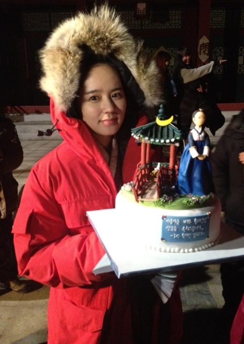 한가인(김현주), 탤런트, 영화배우/ ‘해품달’ 한가인, 촬영장 생일파티 사진 공개 ‘훈훈’