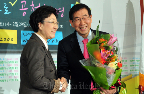 박원순 서울시장이 23일 국회에서 민주통합당 입당식을 하고 있다. 박현구 기자PHKO@HERALDM.COM 2012.02.23
Seoul Mayor Park Won-soon (right) shakes hands with Democratic United Party chairperson Han Myeong-sook in a ceremony marking his entry into the party in Seoul on Thursday.  Park Hyun-koo/The Korea Herald
Seoul Mayor Park Won-soon (right) shakes hands with Democratic United Party chairperson Han Myeong-sook in a ceremony marking his entry into the party in Seoul on Thursday.  Park Hyun-koo/The Korea Herald