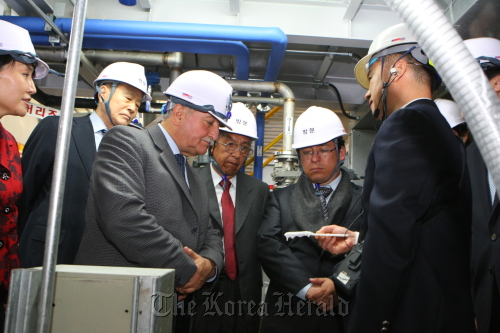 Luis Alberto Echazu (third from left), Bolivian minister of mining, is briefed on lithium extraction technology from a RIST staff member Thursday.   POSCO