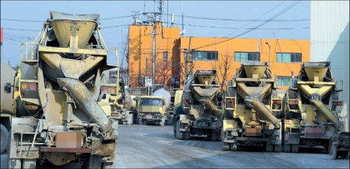 Trucks remain idle as a cement and ready-mixed concrete company in Gangnam in southern Seoul suspended its operations Thursday.
Ahn Hoon/The Korea Herald