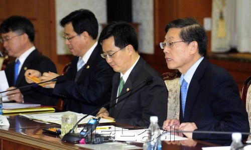 김황식 국무총리가 24일 오전 정부중앙청사에서 국가정책조정회의를 개최하고 모두발언을 하고 있다. 박해묵 기자/mook@heraldm.com\r\n김황식 국무총리가 24일 오전 정부중앙청사에서 국가정책조정회의를 개최하고 모두발언을 하고 있다. 박해묵 기자/mook@heraldm.com