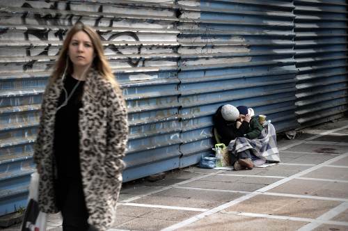 <YONHAP PHOTO-2097> A woman and her child beg in central Athens on February 23, 2012. AFP PHOTO / ARIS MESSINIS../2012-02-23 21:37:08/ <저작권자 ⓒ 1980-2012 ㈜연합뉴스. 무단 전재 재배포 금지.>\r\n<YONHAP PHOTO-2097> A woman and her child beg in central Athens on February 23, 2012. AFP PHOTO / ARIS MESSINIS../2012-02-23 21:37:08/ <저작권자 ⓒ 1980-2012 ㈜연합뉴스. 무단 전재 재배포 금지.>