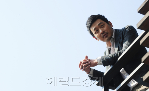 영화 '러브픽션' 주연배우 하정우. 박해묵 기자/mook@heraldm.com\r\n영화 '러브픽션' 주연배우 하정우. 박해묵 기자/mook@heraldm.com