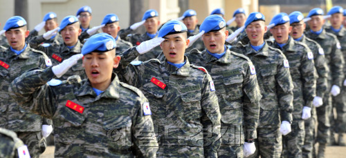 24일 오전 경기도 부평시 국제평화지원단 연병장에서 아이티 단비부대 5진 환송식이 열려 식전에 한 간호장교가 휴대폰으로 사진을 찍고 있다. 단비부대는 공병부대를 중심으로 의무, 수송, 통신, 경비임무를 담당하는 해병대 등 240명으로 구성돼 아이티 레오간 지역의 재건과 민사작전의 임무를 수행한다.<br />김명섭 기자 msiron@\r\n24일 오전 경기도 부평시 국제평화지원단 연병장에서 아이티 단비부대 5진 환송식이 열려 식전에 한 간호장교가 휴대폰으로 사진을 찍고 있다. 단비부대는 공병부대를 중심으로 의무, 수송, 통신, 경비임무를 담당하는 해병대 등 240명으로 구성돼 아이티 레오간 지역의 재건과 민사작전의 임무를 수행한다.\n김명섭 기자 msiron@\r\n카리브 해에 위치해 있는 아이티로 파병 가는 단비부대 5진 환송식이 24일 오전 인천시 부평구 국제평화지원단 연병장에서 열렸다. 모두 240명으로 구성된 단비부대는 아이티에서 공병부대를 중심으로 의무, 수송, 통신, 경비임무를 담당하게 된다. 이들은 아이티 레오간 지역의 재건과 민사작전 임무를 수행한다.  부평=김명섭 기자/msiron@