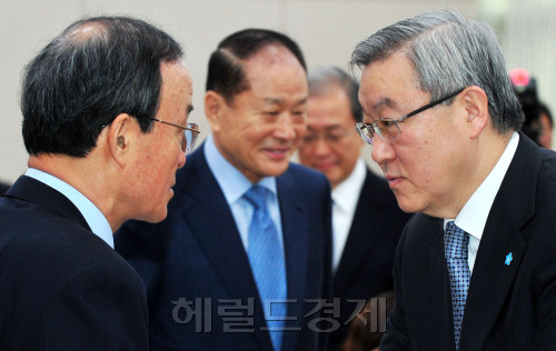 24일 열린 국회 외교통상통일위원회는전체회의에서 김성환 외교통상부 장관과 송민순의원과 이야기도중 이상득의원이 지나고 있다. 박현구 기자phko@\r\n24일 열린 국회 외교통상통일위원회는전체회의에서 김성환 외교통상부 장관과 송민순의원과 이야기도중 이상득의원이 지나고 있다. 박현구 기자phko@\r\n국회는 24일 외교통상통일위원회 전체회의를 열어 탈북자 북송 금지 결의안을 채택했다. 김성환 외교통상부 장관이 송민순 민주통합당 의원과 이야기를 나누는 도중, 이상득 새누리당 의원이 옆을 지나고 있다.  박현구 기자/phko@