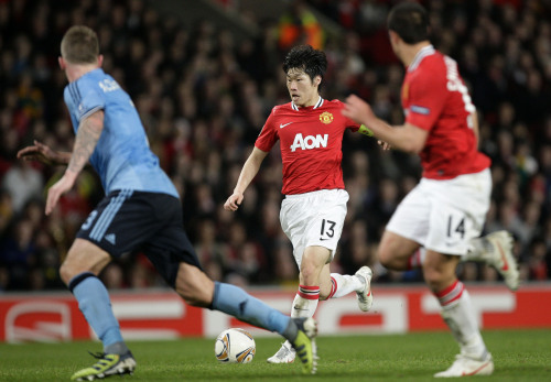 <YONHAP PHOTO-0492> Manchester United's Ji-Sung Park, center, vies for the ball against Ajax's Toby Alderweireld, left, during their Europa League round of 32 soccer match at Old Trafford, Manchester, England, Thursday Feb. 23, 2012. (AP Photo/Jon Super)/2012-02-24 08:01:19/ <저작권자 ⓒ 1980-2012 ㈜연합뉴스. 무단 전재 재배포 금지.>
Manchester United’s Park Ji-sung heads upfield on Thursday.  AP-Yonhap News