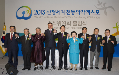 Participants celebrate the launch of the organizing committee for the 2013 World Traditional Medicine EXPO in Sancheong, South Gyeongsang Province, at a hotel in Seoul on Friday. From left: Saenuri lawmaker Shin Sung-bum; Lee Sun-jae, actor and goodwill ambassador for the expo; Sancheong County Mayor Lee Jae-keun; Lee Charm, CEO of the Korea Tourism Organization; South Gyeongsang Governor Kim Du-kwan; Lee Bae-yong, chair of the Presidential Council on Nation Branding; Health and Welfare Minister Rim Che-min; ex-Seoul Mayor Choi Byung-yul; and Lee O-young, honorary chief of the committee.  Ministry of Health and Welfare
