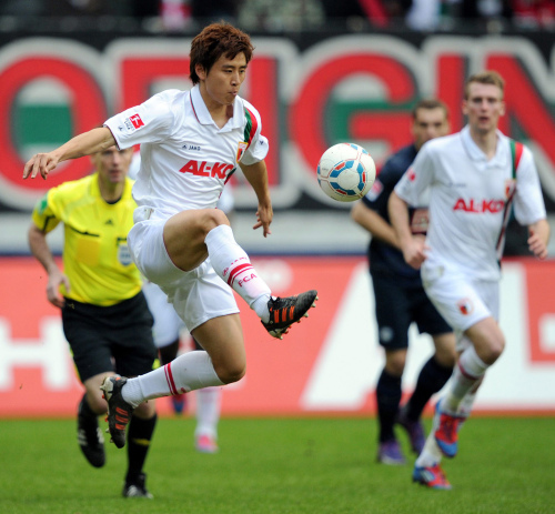 <YONHAP PHOTO-0228> AUGSBURG, GERMANY, FEB 25: KOO JA CHUL controls the ball against during the Bundesliga league match between .FC Augsburg and Hertha BSC Berlin in Augsburg, Germany on Saturday on February 25, 2012. FC Augsburg won the game 3-0. (EDITORIAL USE ONLY IN SOUTH KOREA).Photographer: WITERS/PENTA PRESS/2012-02-26 06:08:42/ <저작권자 ⓒ 1980-2012 ㈜연합뉴스. 무단 전재 재배포 금지.>
Augsburg’s Koo Ja-cheol controls the ball on Saturday.   Penta-Yonhap News