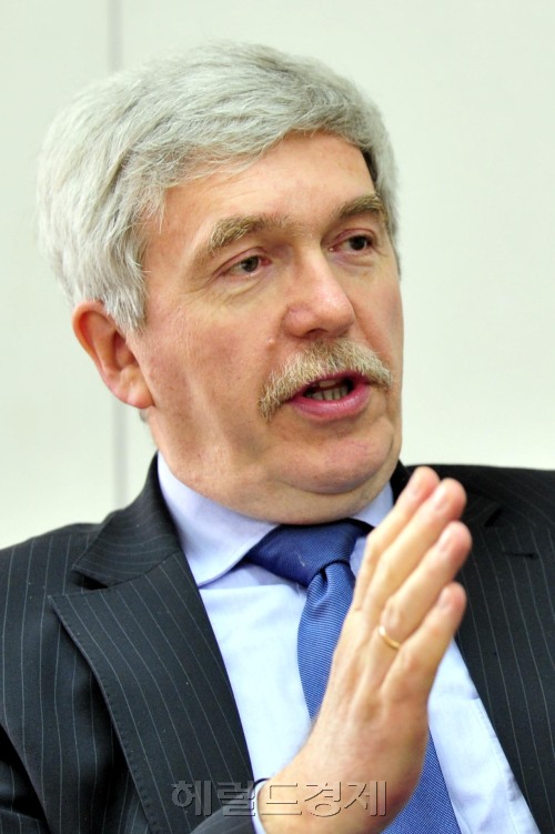 EU교육국장<br />김명섭 기자 msiron@
Jan Truszczynski, director-general for education and culture of the European Commission, talks about Erasmus Mundus, a European academic exchange program, in a recent interview.    Kim Myung-sub/The Korea Herald