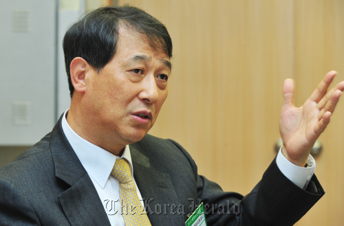 UAE대사 인터뷰. 박현구 기자phko@heraldm.com 2012.02.024
Kwon Tae-kyun, ambassador to the UAE, speaks during an interview with The Korea Herald in Seoul on Friday.   Park Hyun-koo/The Korea Herald