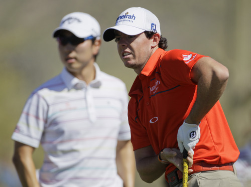 <YONHAP PHOTO-0235> Northern Ireland's Rory McIlroy, right, and South Korea's Sang-moon Bae watch McIlroy's tee shot on the second hole during the Match Play Championship golf tournament, Saturday, Feb. 25, 2012, in Marana, Ariz. (AP Photo/Eric Risberg)/2012-02-26 06:11:05/ <저작권자 ⓒ 1980-2012 ㈜연합뉴스. 무단 전재 재배포 금지.>
Rory McIlroy (right) and Bae Sang-moon on the second hole   AP-Yonhap News