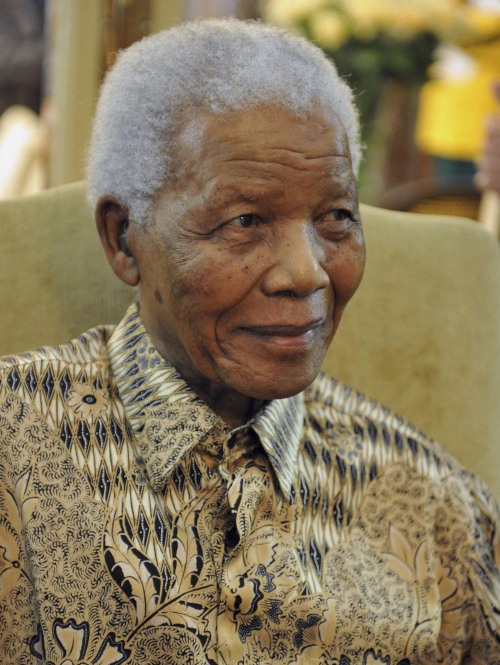 <YONHAP PHOTO-0931> FILE - In this photo supllied by Government Communications and Information Services (GCIS) former South African President Nelson Mandela, is seen after casting his early ballot in upcoming local elections at his home in Johannesburg in this May 16, 2011 file photo. South Africa's president Jacob Zuma said Saturday Feb. 25, 2012 93-year-old anti-apartheid icon Nelson Mandela has been hospitalized with a stomach ailment. (AP Photo/Elmond Jiyane, GCIS) NO SALES/2012-02-25 18:31:36/ <저작권자 ⓒ 1980-2012 ㈜연합뉴스. 무단 전재 재배포 금지.>
Nelson Mandela