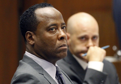 <YONHAP PHOTO-1793> FILE - In this Oct. 3, 2012Dr. Conrad Murray listens to testimony seated near his attorney Nareg Gourjian, right, during Murray's trial in the death of Michael Jackson in Los Angeles. Attorney J. Michael Flanagan is to appear Friday, Feb. 24, 2012, to argue a motion he has filed saying that Conrad Murray should be released either on his own recognizance or on bail with an electronic monitoring ankle bracelet. Murray is in a Los Angeles County jail. (AP Photo/Mario Anzuoni, Pool)/2012-02-24 22:39:11/ <저작권자 ⓒ 1980-2012 ㈜연합뉴스. 무단 전재 재배포 금지.>
Dr. Conrad Murray listens to testimony seated near his attorney Nareg Gourjian (right) during his trial in the death of Michael Jackson in Los Angeles on Oct. 3.     AP-Yonhap News