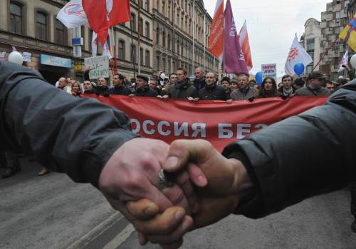 <YONHAP PHOTO-1247> Members of Russia's opposition march in central Saint Petersburg on February 25, 2012. Russian protest leader Alexei Navalny led thousands through the streets of Vladimir Putin's native city demonstrating against his likely return to the Kremlin in March 4 polls. AFP PHOTO/ OLGA MALTSEVA../2012-02-25 23:42:29/ <저작권자 ⓒ 1980-2012 ㈜연합뉴스. 무단 전재 재배포 금지.>
Members of Russia's opposition march in central Saint Petersburg on Saturday.  AFP-Yonhap News
Members of Russia's opposition march in central Saint Petersburg on Saturday.  AFP-Yonhap News