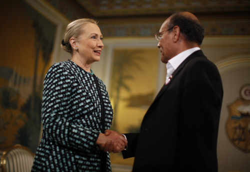 <YONHAP PHOTO-0938> US Secretary of State Hillary Clinton meets with Tunisia's President Moncef Marzouki at the Presidential Palace in Carthage on February 25, 2012. Clinton continus a tour of the region following a global meeting on Syria that ratcheted up pressure on Bashar al-Assad. At the start of talks with Marzouki, Clinton said the "Friends of Syria" meeting of more than 60 foreign ministers in Tunisia had been a success. AFP PHOTO / POOL /Jason Reed../2012-02-25 18:34:44/ <저작권자 ⓒ 1980-2012 ㈜연합뉴스. 무단 전재 재배포 금지.>
U.S. Secretary of State Hillary Clinton meets with Tunisia’s President Moncef Marzouki at the Presidential Palace in Carthage on Saturday.   AFP-Yonhap News