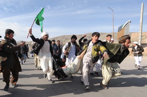 <YONHAP PHOTO-0622> (120225) -- HERAT, Feb. 25 (Xinhua) -- Afghan people protest against the alleged Quran burning by U.S. troops in Herat, west Afghanistan, on Feb. 24, 2012. At least seven people were killed and over 50 others injured Friday in the western Afghan province of Herat during protests against Quran burning by U.S. forces, an official said. (Xinhua/Sardar) (zhs) /2012-02-25 14:52:09/ <저작권자 ⓒ 1980-2012 ㈜연합뉴스. 무단 전재 재배포 금지.>
Afghan people protest against the alleged Quran burning by U.S. troops in Herat, west Afghanistan on Friday.