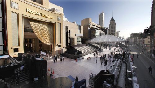 <YONHAP PHOTO-0143> Things start to take shape at the red carpet arrivals area outside the Kodak Theater in preparation for the 84th Academy Awards in Los Angeles on Friday, Feb. 24, 2012. There?s a melancholy backstory behind the 84th annual Academy Awards. One way or the other, this will likely be the last year the ceremony is held at the Kodak Theater. (AP Photo/Amy Sancetta)/2012-02-25 05:55:39/ <저작권자 ⓒ 1980-2012 ㈜연합뉴스. 무단 전재 재배포 금지.>
The red carpet arrivals area is prepared outside the Kodak Theater ahead of the Academy Awards in Los Angeles on Friday.  AP-Yonhap News