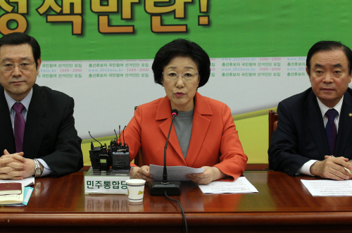 <YONHAP PHOTO-0561> 한명숙, 조세개혁방안 발표 기자간담회 참석 (서울=연합뉴스) 전수영 기자 = 민주통합당 한명숙 대표가 26일 오전 국회 당대표실에서 열린 조세개혁방안 발표 기자간담회에 참석해 모두발언을 하고 있다. 한 대표는 "1% 특권층에 퍼주느라 재정파탄 방치한 새누리당(과) 이명박 정권을 심판하고, 반드시 조세개혁을 완수할 것"이라며 "99% 국민을 위한 보편적 복지 재원을 마련하겠다"고 밝혔다. 민주통합당은 소득세 최고세율 적용대상자를 대폭 확대하고 대기업의 법인세율을 3%포인트 인상하는 1%부자 및 대기업 증세를 19대국회에서 추진하기로 했다. 2012.2.26 swimer@yna.co.kr/2012-02-26 13:47:28/ <저작권자 ⓒ 1980-2012 ㈜연합뉴스. 무단 전재 재배포 금지.>
Han Myeong-sook (center), leader of the Democratic United Party, holds a press conference explaining its tax reform plan at the National Assembly in Yeouido, Seoul, on Sunday.  Yonhap News
