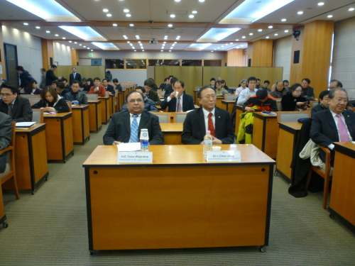 Sri Lankan Ambassador Tissa Wijeratne (left) sits with executive
managing director of KITA Kim Chee-jong at an investment forum
in Seoul. (Sri Lankan Embassy)