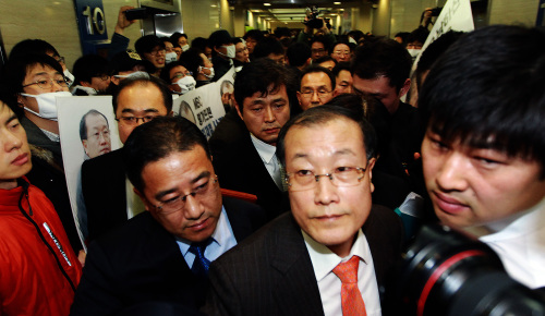 MBC President Kim Jae-chul (second from right) is surrounded by union workers calling for his resignation at the broadcasting company in Yeouido, Seoul, Friday. (Yonhap News)
