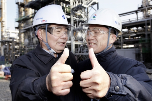 Workers from GS Caltex and a supplier give a “thumbs up” to demonstrate their bilateral cooperation. (GS Caltex)
