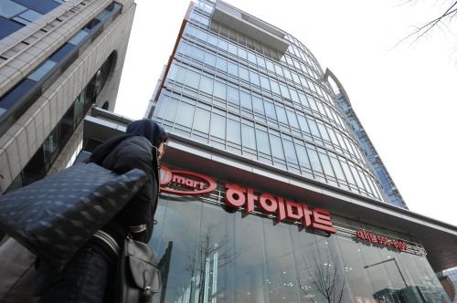 서울 강남구 대치동 하이마트 본사 /정희조 기자/checho@heraldm.com\r\n선종구 회장 측의 재산도피 의혹으로 시작된 하이마트 파문이 일파만파로 확대되고 있다. 매각이 지연되는 것은 물론 검찰의 기업 탈세 조사가 줄 이을 것으로 보인다. 사진은 하이마트 본사 전경.  [헤럴드경제 DB]