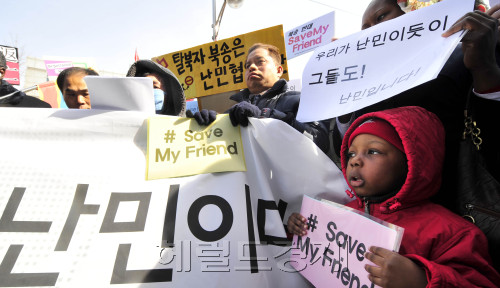 26일 서울 종로구 효자동 중국대사관 맞은편에서 재한국제난민들이 중국의 탈북난민의 강제북송 반대 기자회견을 가져 코트디부아르에서 온 아이가 구호를 외치고 있다.<br />김명섭 기자 msiron@