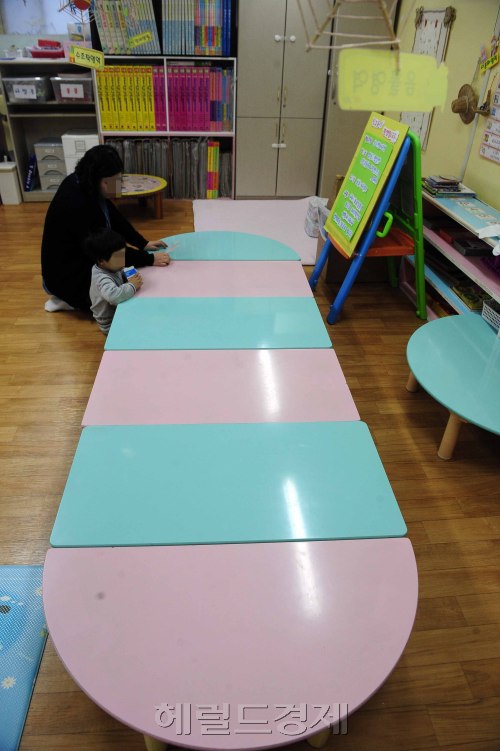 어린이들로 재잘거려야 할 어린이집이 썰렁하다. 전국 민간 어린이집이 오늘부터 집단 휴원에 들어가 이용 가정들의 어려움이 예상된다.  27일 오전 서울 마포구의 한 민간어린이집 당직교사가 학부모들의 문의전화를 받고 있다. 당직교사는 맞벌이 부부나 부득이한 사정의 어린이를 돌봐주고 있다고 밝혔다. 지난 주 민간 어린이집들은 보육료 현실화와 교사 처우개선, 특별활동비에 대한 규제 철폐 등을 정부에 요구하며 다음달 2일까지 일주일간 집단 휴원을 결의했다. 박해묵 기자/mook@heraldm.com\r\n어린이들로 재잘거려야 할 어린이집이 썰렁하다. 전국 민간 어린이집이 오늘부터 집단 휴원에 들어가 이용 가정들의 어려움이 예상된다.  27일 오전 서울 마포구의 한 민간어린이집 당직교사가 학부모들의 문의전화를 받고 있다. 당직교사는 맞벌이 부부나 부득이한 사정의 어린이를 돌봐주고 있다고 밝혔다. 지난 주 민간 어린이집들은 보육료 현실화와 교사 처우개선, 특별활동비에 대한 규제 철폐 등을 정부에 요구하며 다음달 2일까지 일주일간 집단 휴원을 결의했다. 박해묵 기자/mook@heraldm.com\r\n아이들이 ‘볼모’로 잡혔다. 이것도 어른들의 ‘욕심’ 때문이다. 27일 일제히 전국 민간어린이집이 집단 휴원에 들어갔다. 이른 아침 부모들은 깜짝 놀랐다. 본가, 처가에 맡겨야 하는데 이마저도 여의치 않다. 친구네, 이모네, 삼촌네 집으로 뛰어다닌다. 아이들을 볼모로 한 이런 어처구니없는 휴업. 27일 서울 마포구의 한 민간어린이집. 아이들의 노랫소리는 없다. 어른들은 정말 이러고 싶은지….  박해묵 기자/mook@