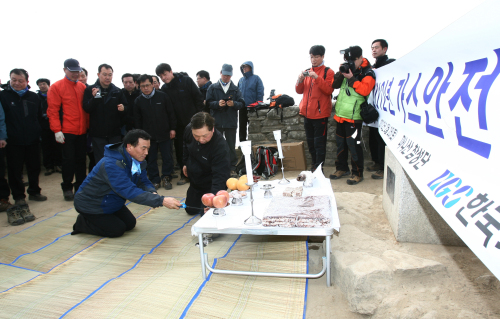 한국가스안전공사, 안전 기원제 (서울=연합뉴스) 한국가스안전공사 전대천 사장 등 임직원이 25일 강원도 마니산 참성단에서 '2012 가스안전기원제’를 열어 가스안전 무사고를 기원하고 있다. 2012.2.26 << 한국가스안전공사 >> photo@yna.co.kr (끝)\r\n한국가스안전공사, 안전 기원제 (서울=연합뉴스) 한국가스안전공사 전대천 사장 등 임직원이 25일 강원도 마니산 참성단에서 '2012 가스안전기원제’를 열어 가스안전 무사고를 기원하고 있다. 2012.2.26 << 한국가스안전공사 >> photo@yna.co.kr (끝)\r\n한국가스안전공사, 안전 기원제 (서울=연합뉴스) 한국가스안전공사 전대천 사장 등 임직원이 25일 강원도 마니산 참성단에서 '2012 가스안전기원제’를 열어 가스안전 무사고를 기원하고 있다. 2012.2.26 << 한국가스안전공사 >> photo@yna.co.kr (끝)\r\n한국가스안전공사, 안전 기원제 (서울=연합뉴스) 한국가스안전공사 전대천 사장 등 임직원이 25일 강원도 마니산 참성단에서 '2012 가스안전기원제’를 열어 가스안전 무사고를 기원하고 있다. 2012.2.26 << 한국가스안전공사 >> photo@yna.co.kr (끝)