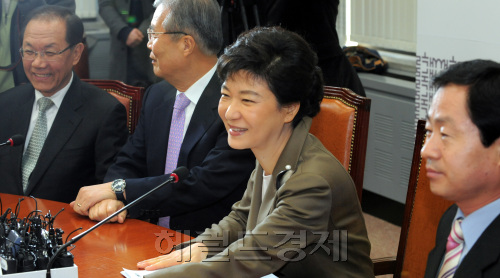27일 오전 서울 여의도 국회에서 박근혜 새누리당 비상대책위원장 주재로 비상대책위원회 전체회의가 열리고 있다./ 안훈기자 rosedale@ 2012.02.27\r\n4ㆍ11 총선 1차 공천자를 확정하는 새누리당 비상대책회의에 참석한 박근혜 위원장의 표정이 밝다. 박 위원장은 이날 회의에 앞서 ‘공천기준을 놓고 볼 때 야당은 정체성 공천ㆍ코드 공천이라고 한다면 새누리당은 도덕성 공천ㆍ일꾼 공천”이라고 말했다.  안훈 기자/rosedale@