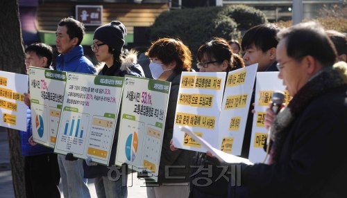 환경운동연합이 27일 오전 서울시청 서소문별관에서 서울 대중교통요금인상반대 여론조사 결과를 발표하고 서울시에 대중교통요금인상이 아니라 교통수요관리대책수립을 촉구하고 있다. 박해묵 기자/mook@heraldm.com\r\n환경운동연합이 27일 오전 서울시청 서소문별관에서 서울 대중교통요금인상반대 여론조사 결과를 발표하고 서울시에 대중교통요금인상이 아니라 교통수요관리대책수립을 촉구하고 있다. 박해묵 기자/mook@heraldm.com\r\n환경운동연합이 27일 오전 서울시청 서소문별관에서 서울 대중교통요금인상반대 여론조사 결과를 발표하고 서울시에 대중교통요금인상이 아니라 교통수요관리대책수립을 촉구하고 있다. 박해묵 기자/mook@heraldm.com\r\n환경운동연합이 27일 오전 서울시청 서소문별관에서 서울 대중교통 요금인상 반대 여론조사 결과를 발표하고 서울시에 대중교통 요금인상이 아니라 혼잡통행료 부과지역 추가 지정 등 교통수요관리대책 수립을 촉구하고 있다.  박해묵 기자/mook@