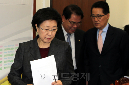 27일 오전 서울 여의도 국회에서 한명숙 민주통합당 대표 주재로 최고위원회의가 열리고 있다./ 안훈기자 rosedale@ 2012.02.27\r\n한명숙 민주통합당 대표가 27일 국민경선 선거인단 모집 과정에서 투신자살한 사건이 발생한 데 대해 “국민에게 심려를 끼쳐 송구하다”고 사과하면서 침통한 표정을 감추지 못하고 있다.  안훈 기자/rosedale@