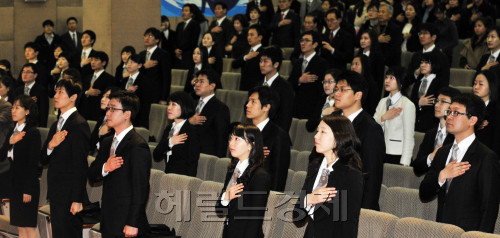 27일 서울 서초동 대법원에서 신입 법관 임명식이 열려 법관들이 국민의례를 하고 있다.<br />김명섭 기자 mairon@heraldm.com\r\n27일 서울 서초동 대법원에서 신입 법관 임명식이 열려 법관들이 국민의례를 하고 있다.\n김명섭 기자 mairon@heraldm.com\r\n이들은 과연 ‘부러진 화살’을 이을 수 있을까. 서울 서초동 대법원에서 27일 열린 신임 법관 임명식이 열려 새내기 법관들이 국민의례를 하고 있다.    김명섭 기자/mairon@