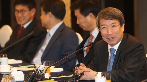 Chairman Chung Un-chan of the Commission of Shared Growth Between Large and Small Companies  Yonhap News